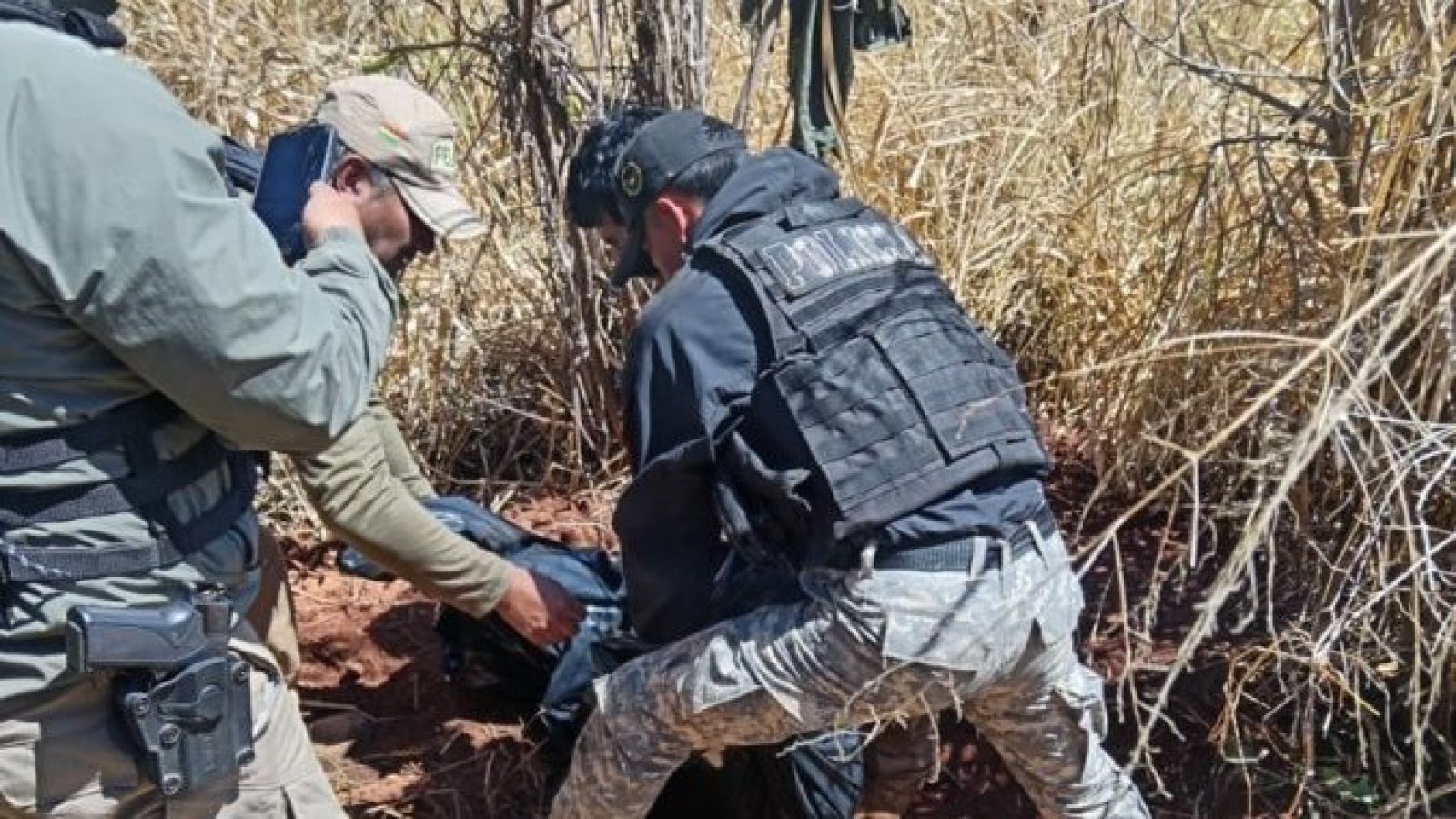 Agentes de la Fuerza Especial de Lucha Contra el Crimen(Felcc) retirando el cadaver cubierto de Yiseli Faldín Aré