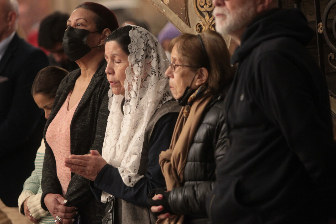 Feriado 15 de agosto. Personas conmemorando la asunción de la virgen