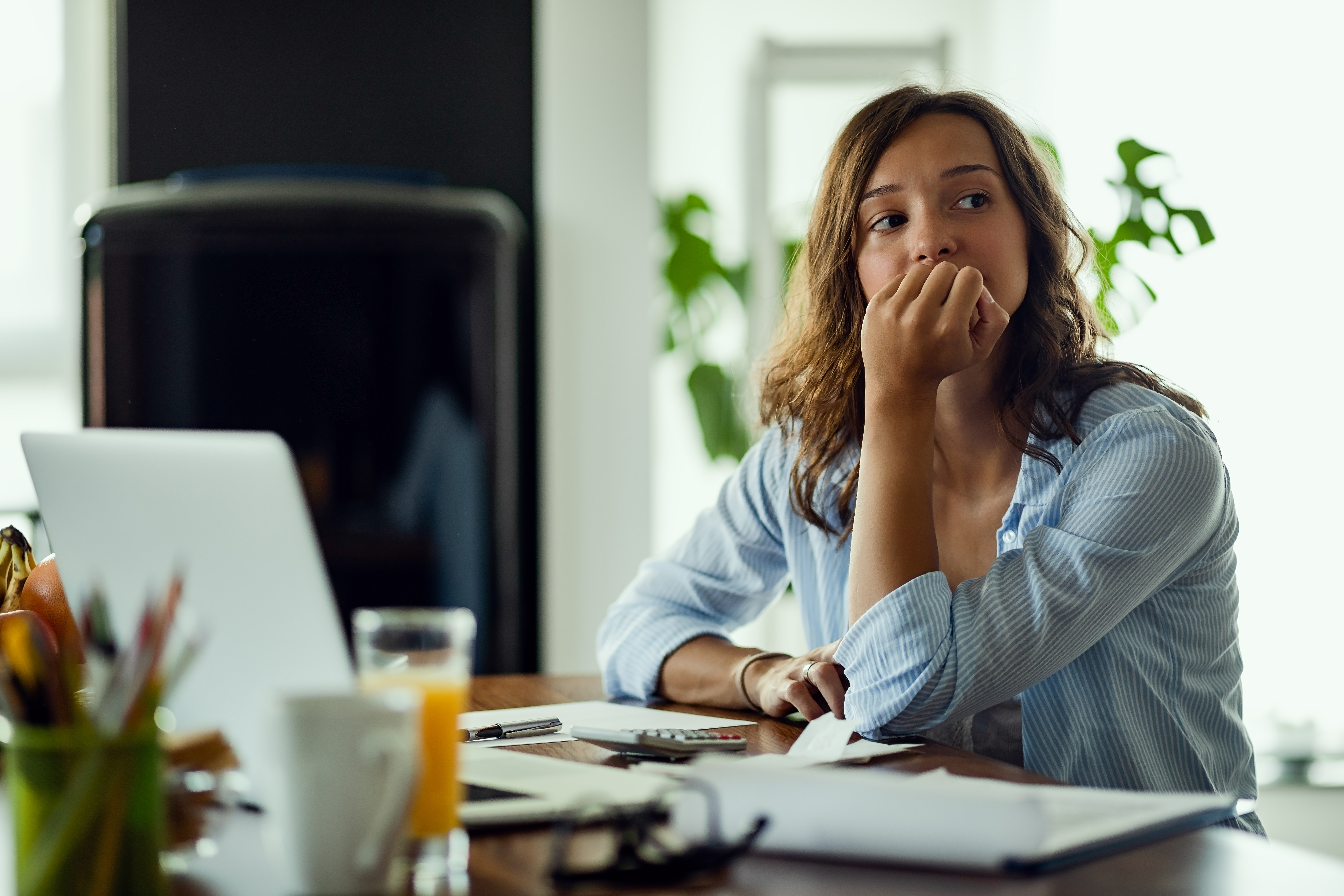 Mujer aburrida en el trabajo