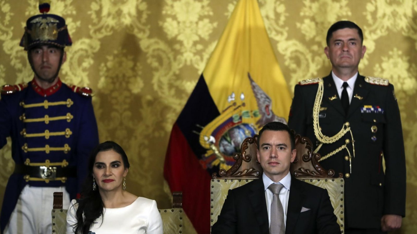 Fotografía de archivo del 23 de noviembre de 2023 del presidente de Ecuador, Daniel Noboa (d), junto a la vicepresidenta, Verónica Abad (i), en un acto protocolario en el Palacio de Carondeletale en Quito (Ecuador).