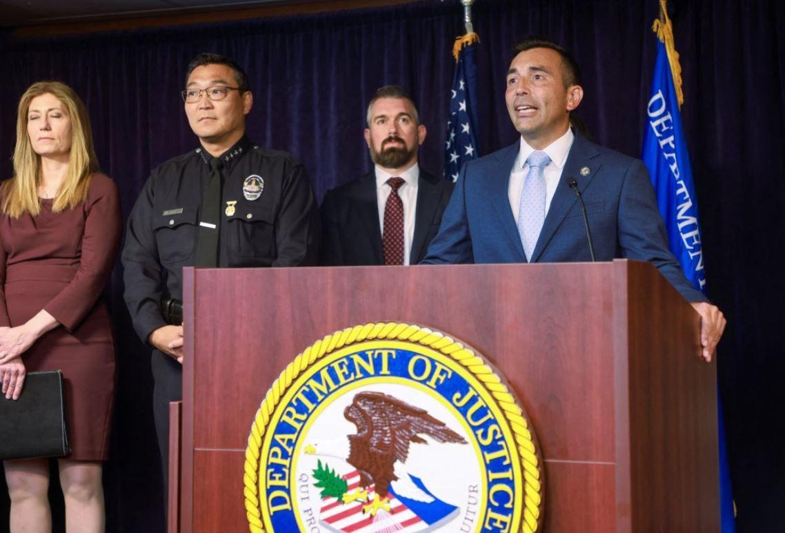 Martin Estrada, fiscal de Estados Unidos para el Distrito Central de California, en una conferencia de prensa el jueves 15 de agosto de 2024 en Los Ángeles.