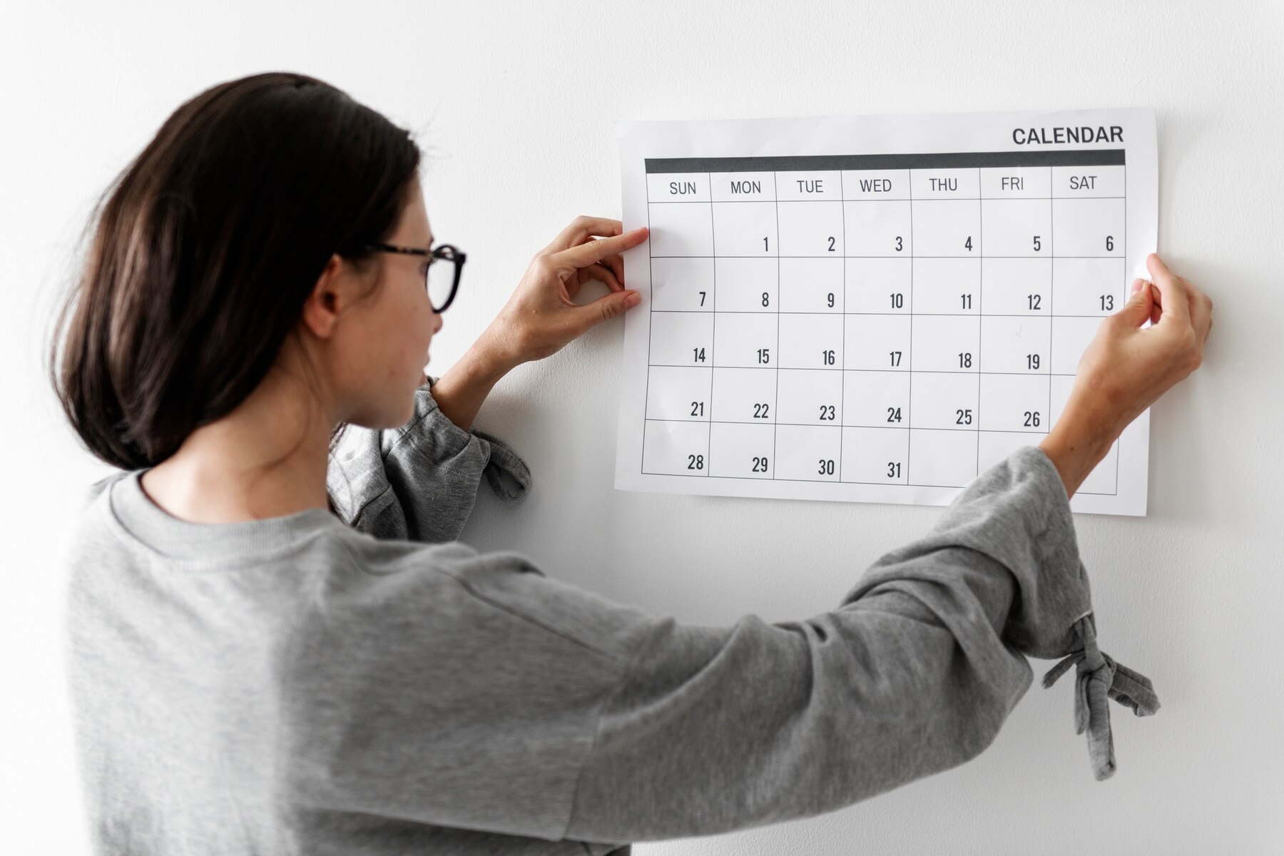 Mujer mirando el calendario. Feriados Chile 2024