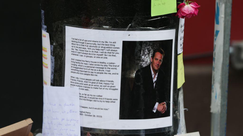 Los fans del actor depositaron cientos de flores y cartas enfrente del edificio en Nueva York en el que supuestamente vivían en la serie.  