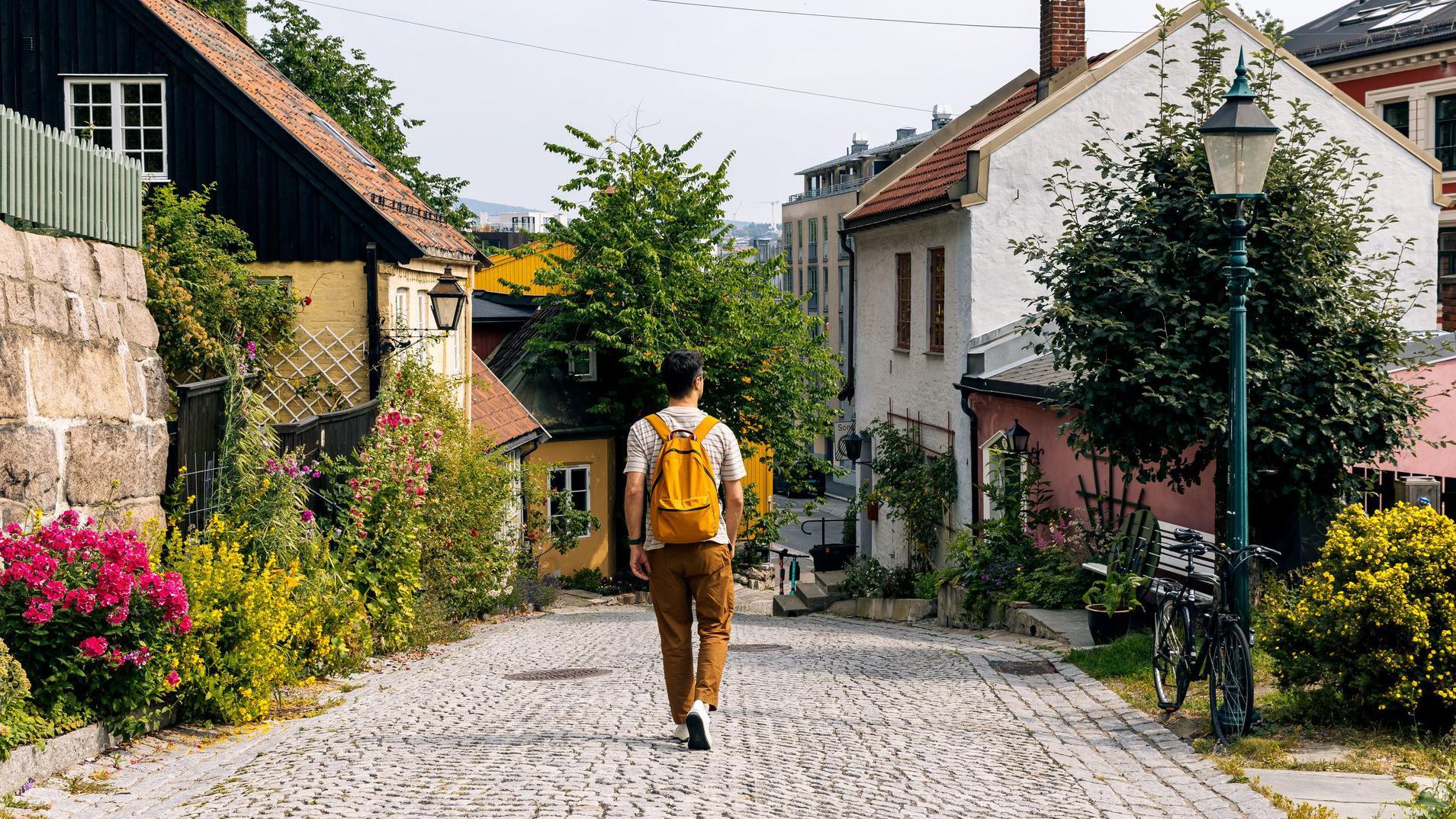 Un hombre caminando por Oslo.