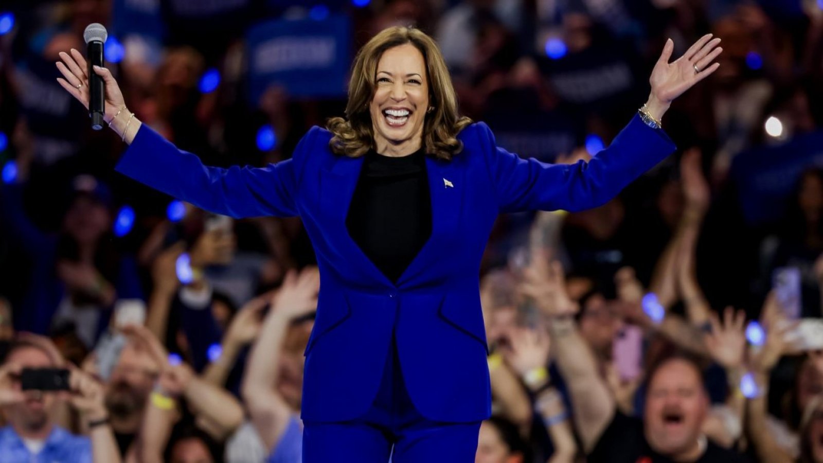 La vicepresidenta de EE.UU., Kamala Harris, participa en un mitin de campaña en el Fiserv Arena en Milwaukee, Wisconsin, EE.UU., el 20 de agosto de 2024.