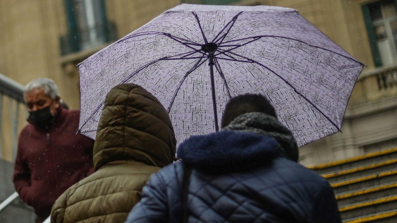 Lluvia, Personas con paraguas