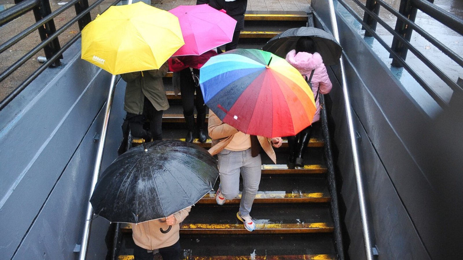 Lluvia en Santiago. Paraguas.