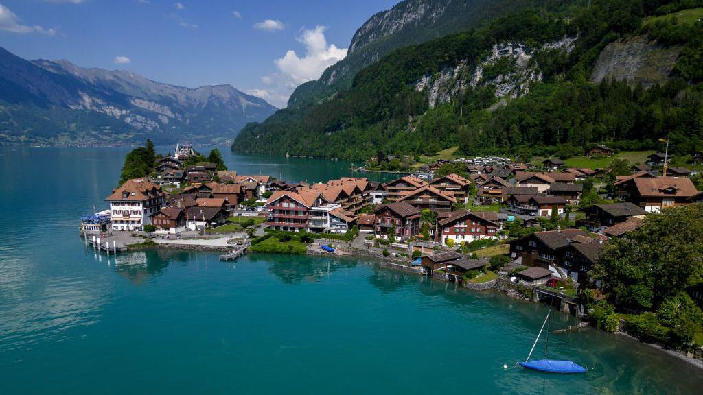 Una ciudad a orillas del lago de Brienz, en los Alpes suizos.