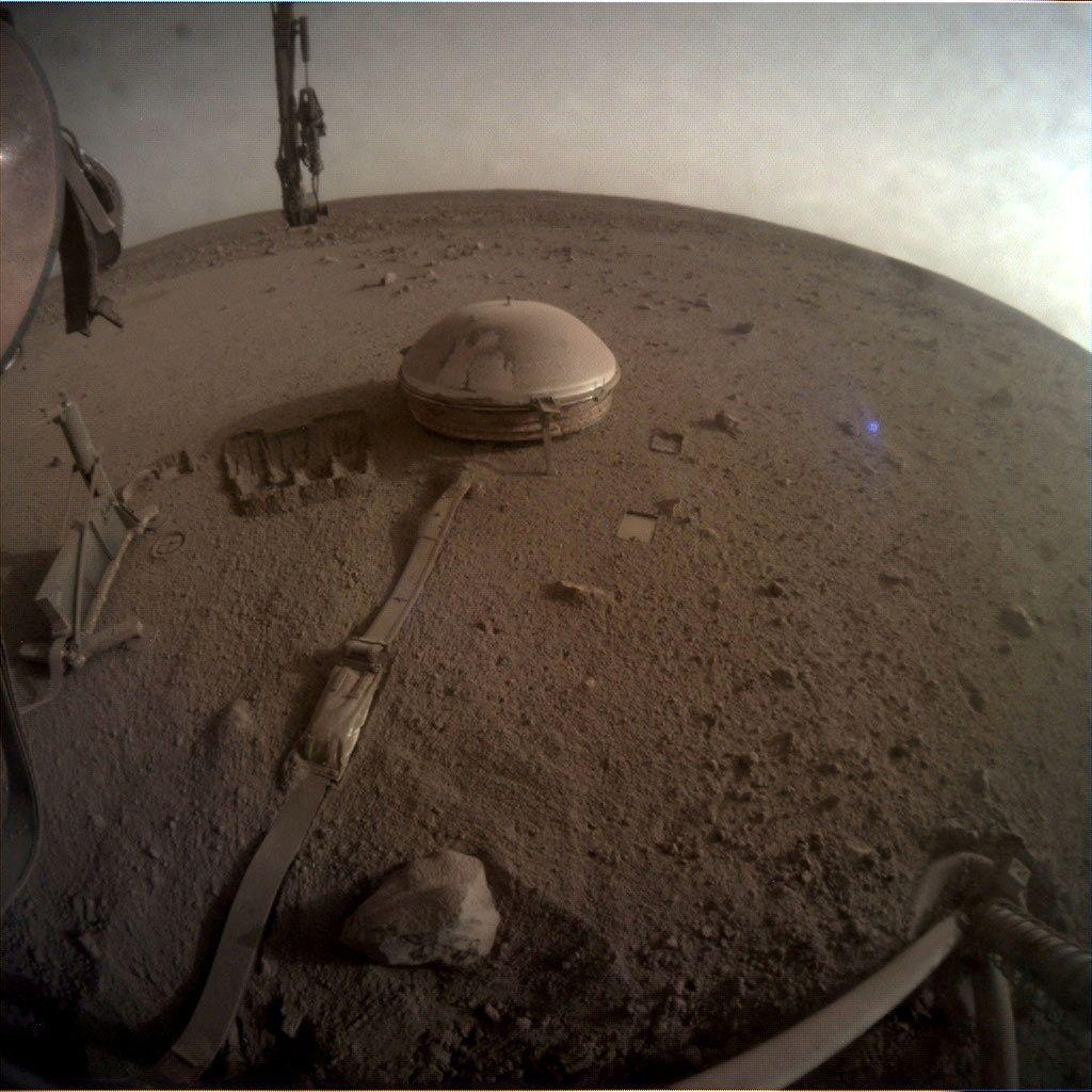 Imagen del sismómetro del Insight en la superficie marciana