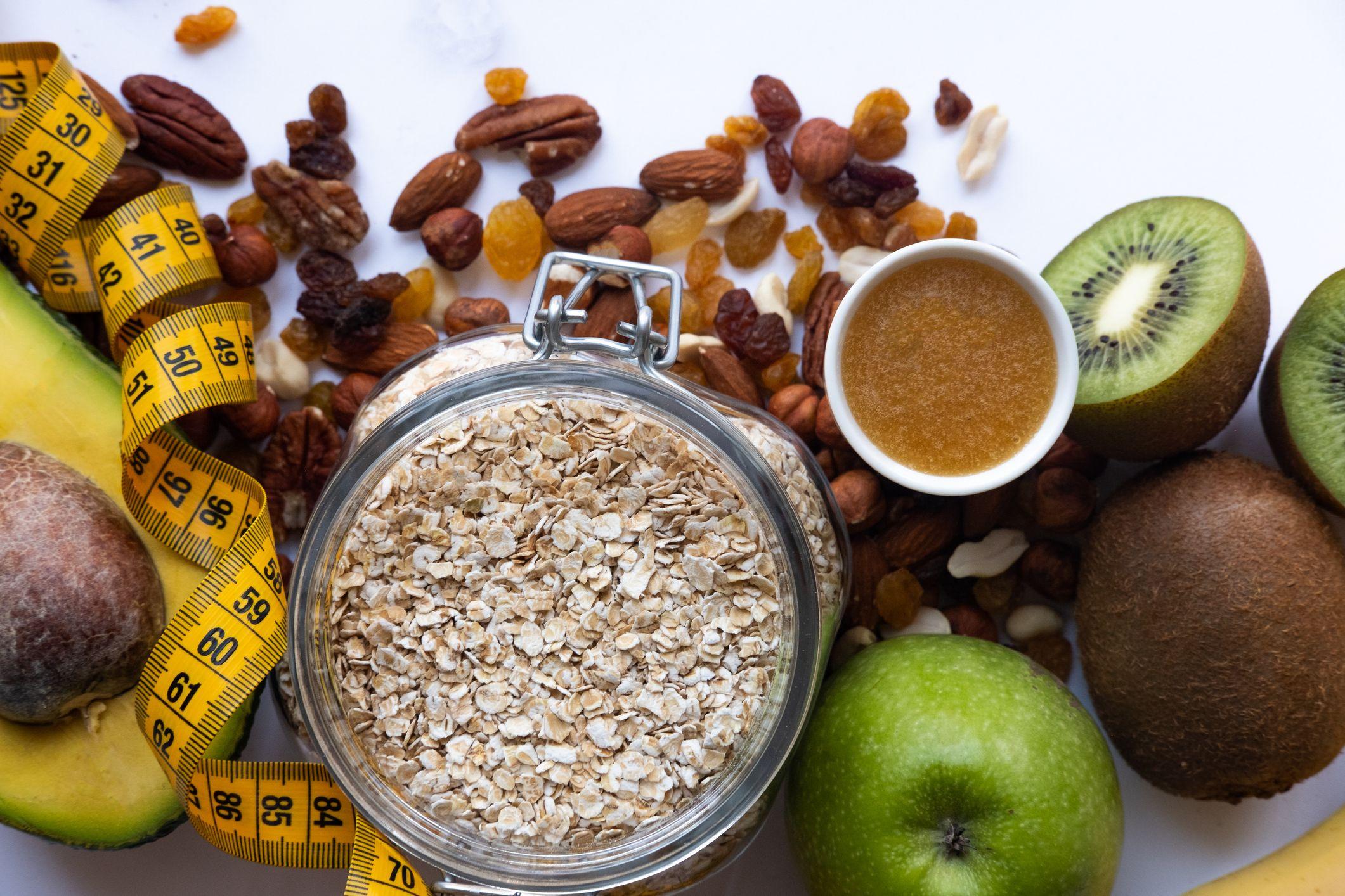 Granola casera en un frasco de vidrio abierto, miel, nueces, frutas.