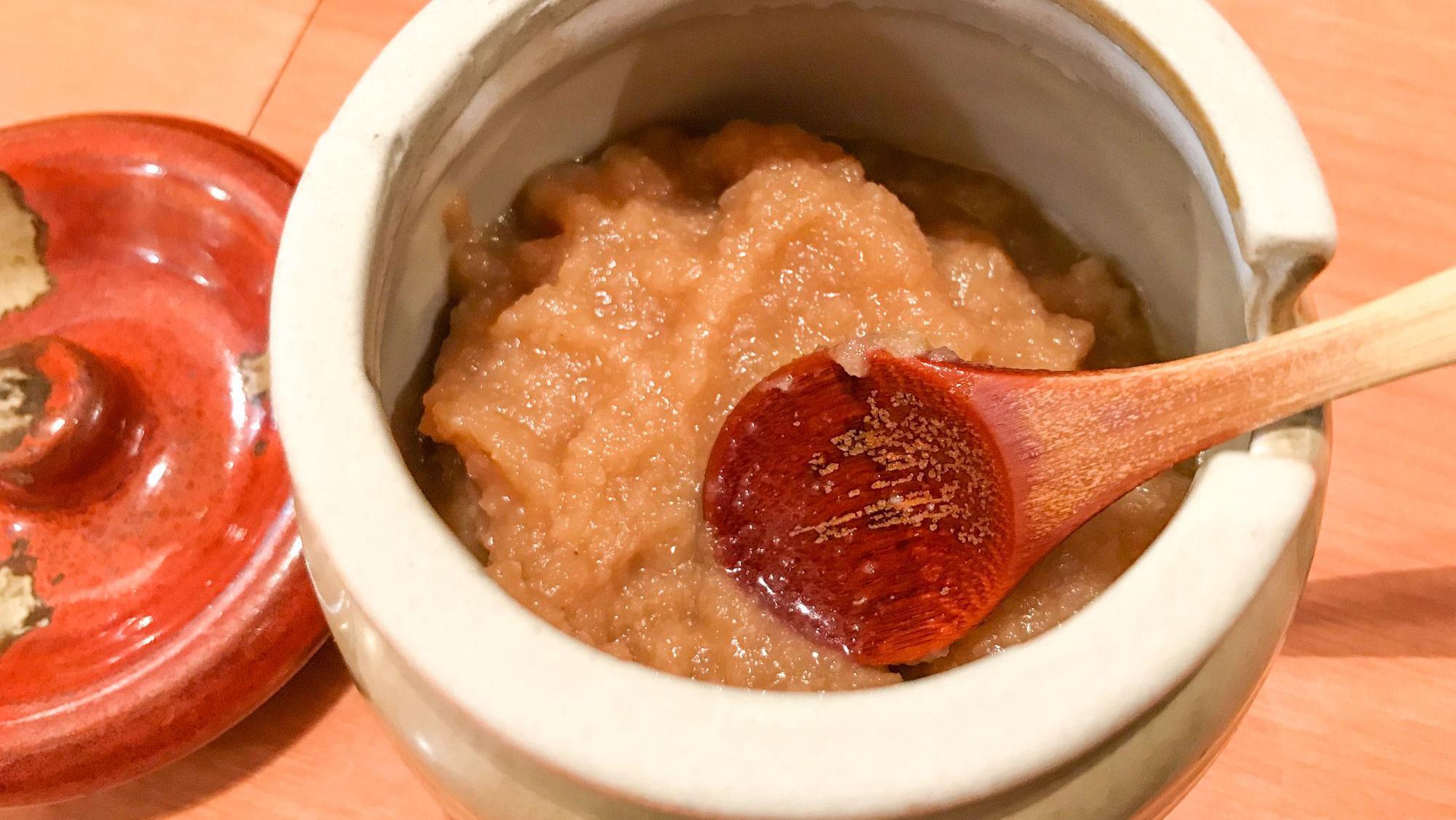 Bainiku, pulpa de ciruela, pasta de ciruela servida en un frasco