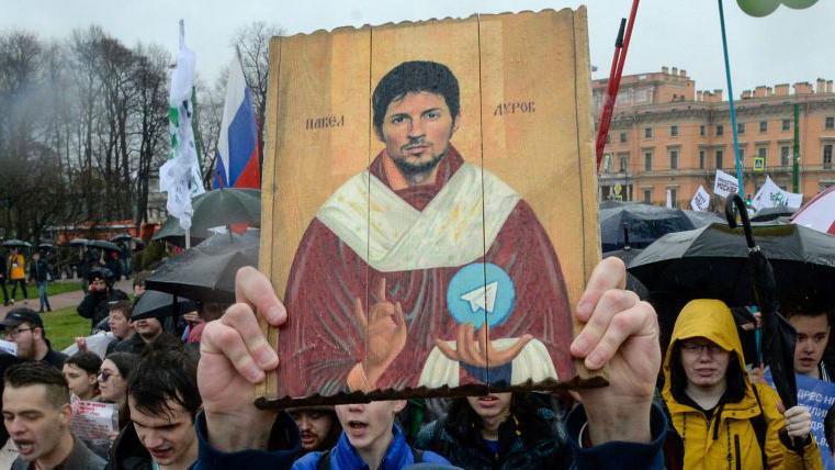 Manifestantes con una pintura estilizada que representa al fundador de Telegram, Pavel Durov.