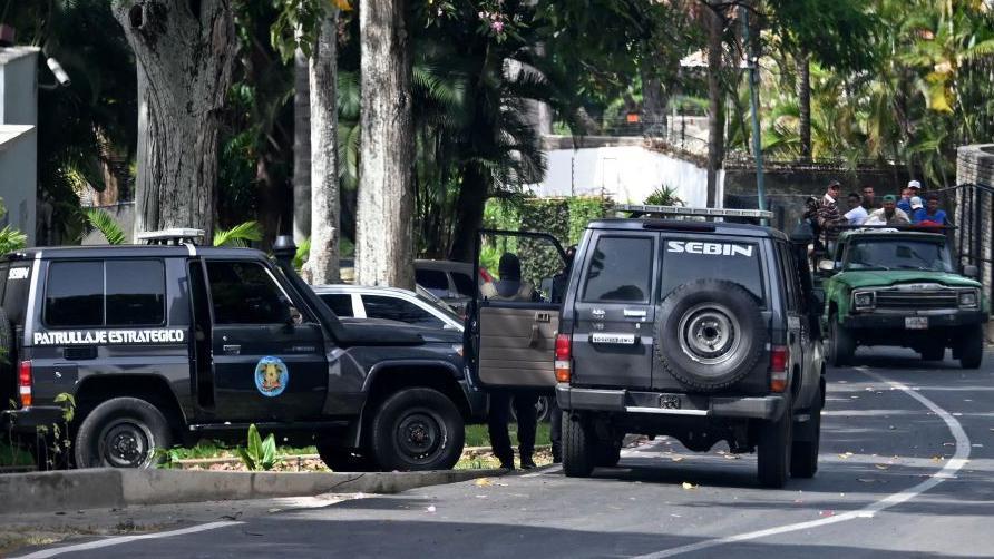 Las camionetas del Servicio Bolivariano de Inteligencia Nacional (Sebin). 