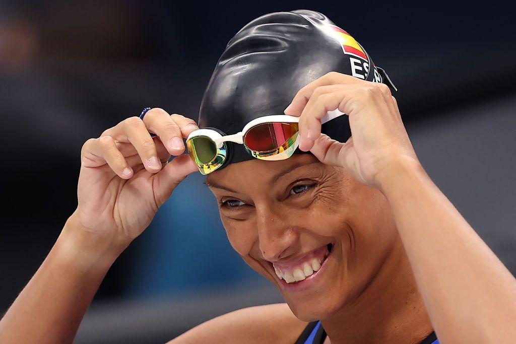 Teresa Perales nadadora paralímpica española sonríe  cuando está a punto de comenzar una competencia. 