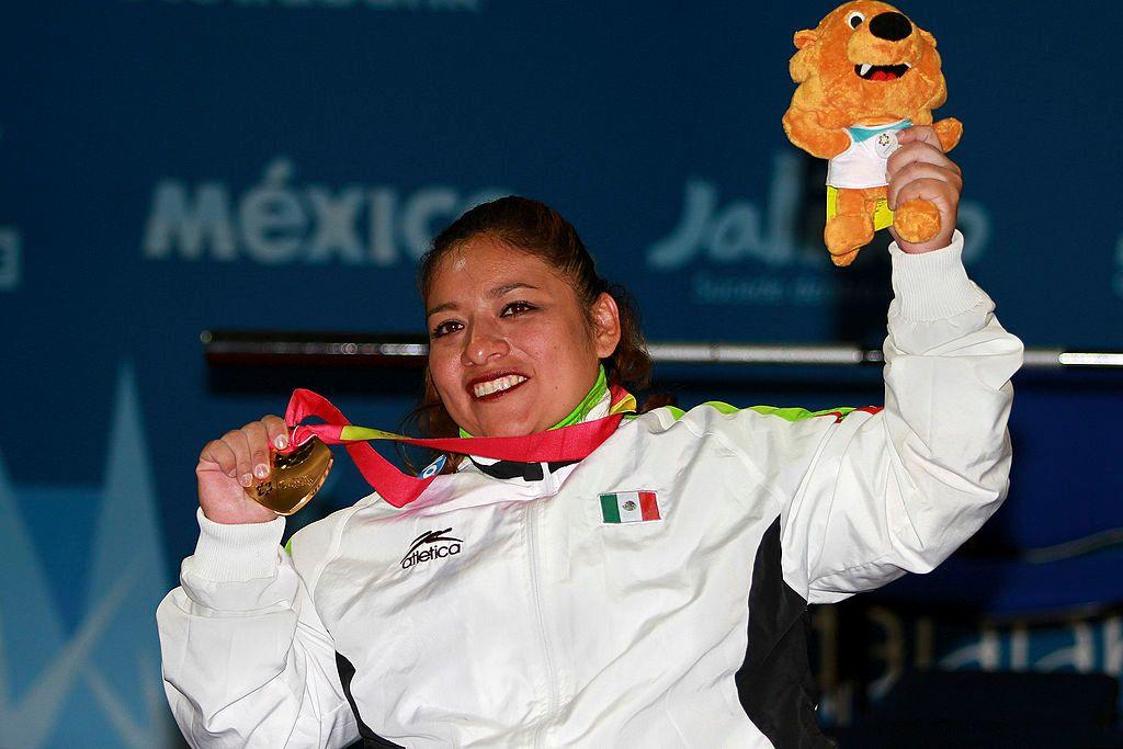 La pesista Amalia Pérez celebra una medalla conseguida en los Juegos Parapanamericanos.