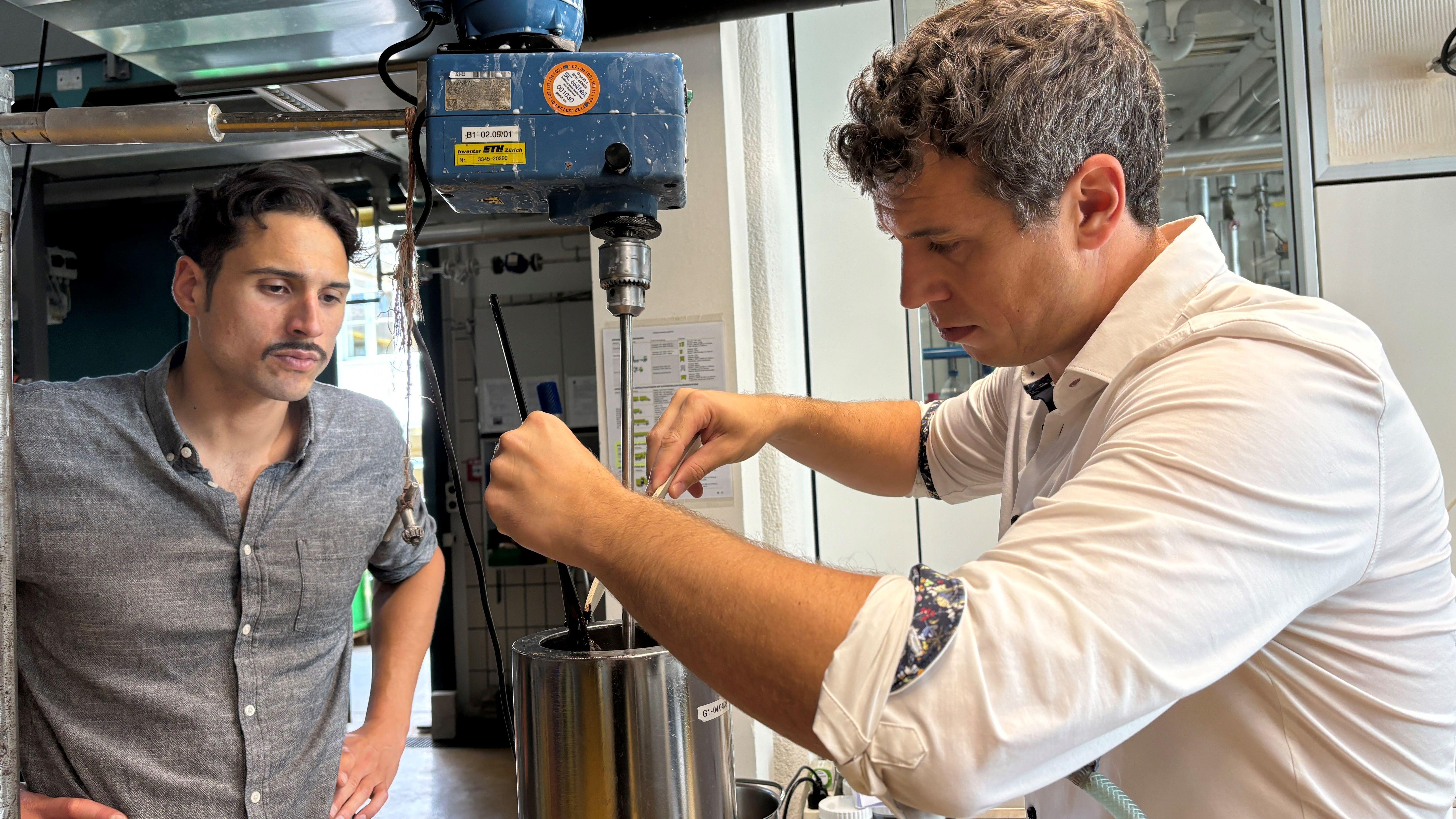 Kim Mishra (izq.) y Anian Schreiber (der.) trabajando en el laboratorio