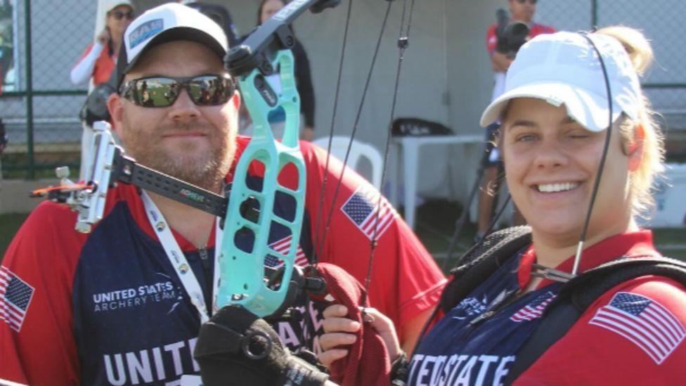 Tracy Otto y su pareja Ricky en una competencia de tiro con arco. 