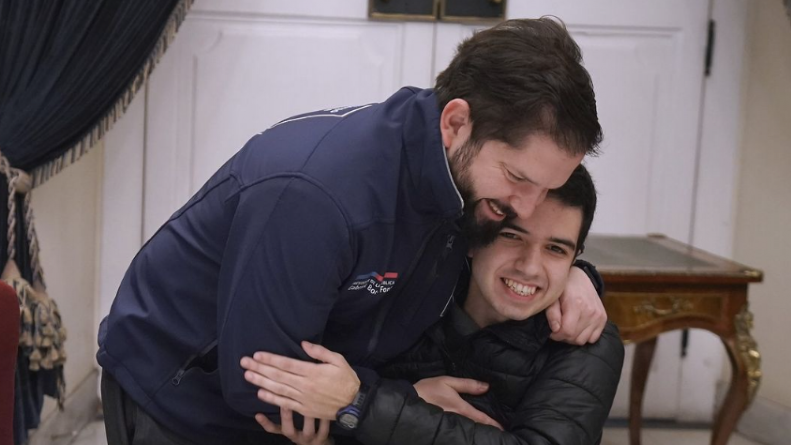 El campeón mundial de cartas Pokemon, Fernando Cifuentes, llega al Palacio de La Moneda.