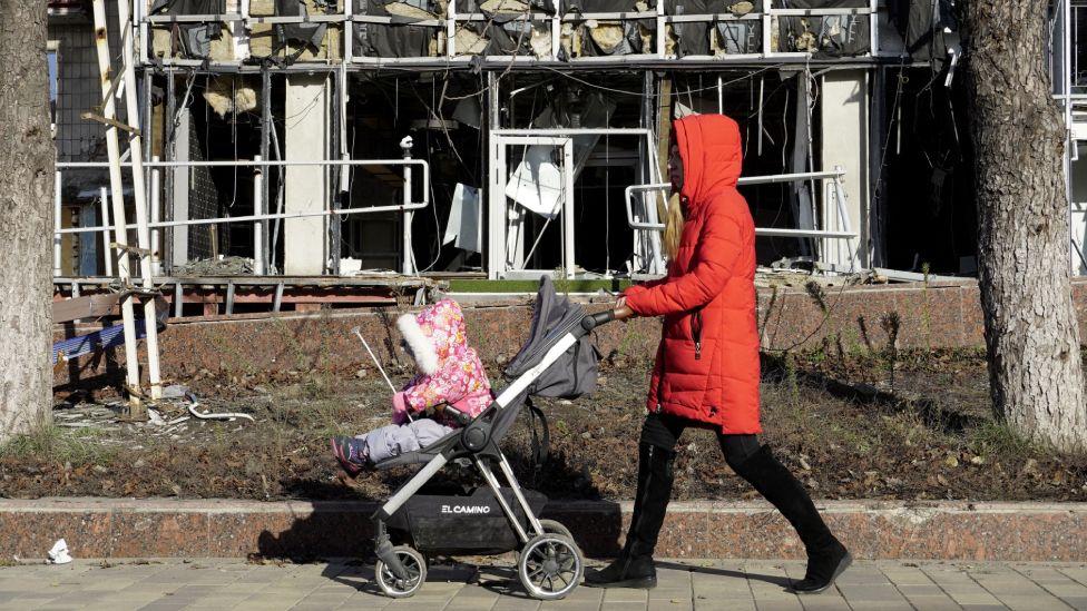 Mujer con niño en Ucrania