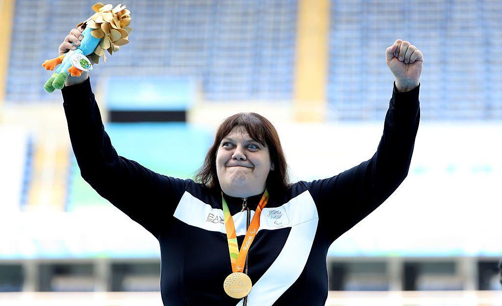 Assunta Legnante celebra con los brazos levantados su medalla de oro. 