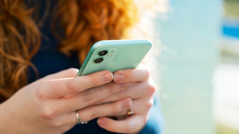 Joven con un teléfono en la mano