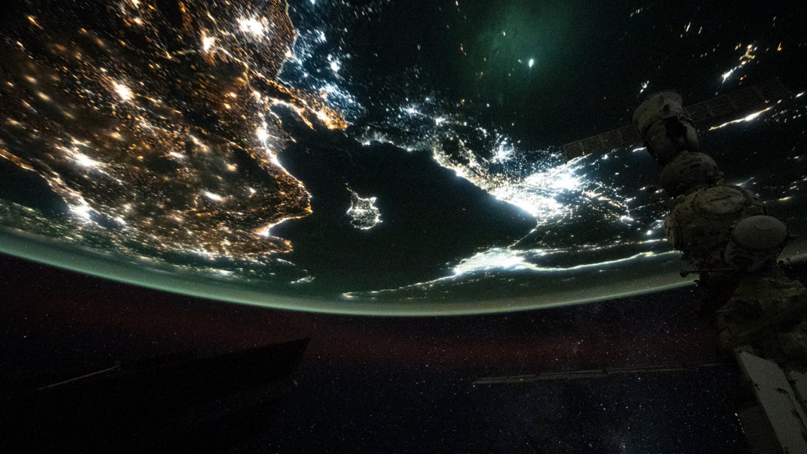 Bólido volando por los cielos nocturnos