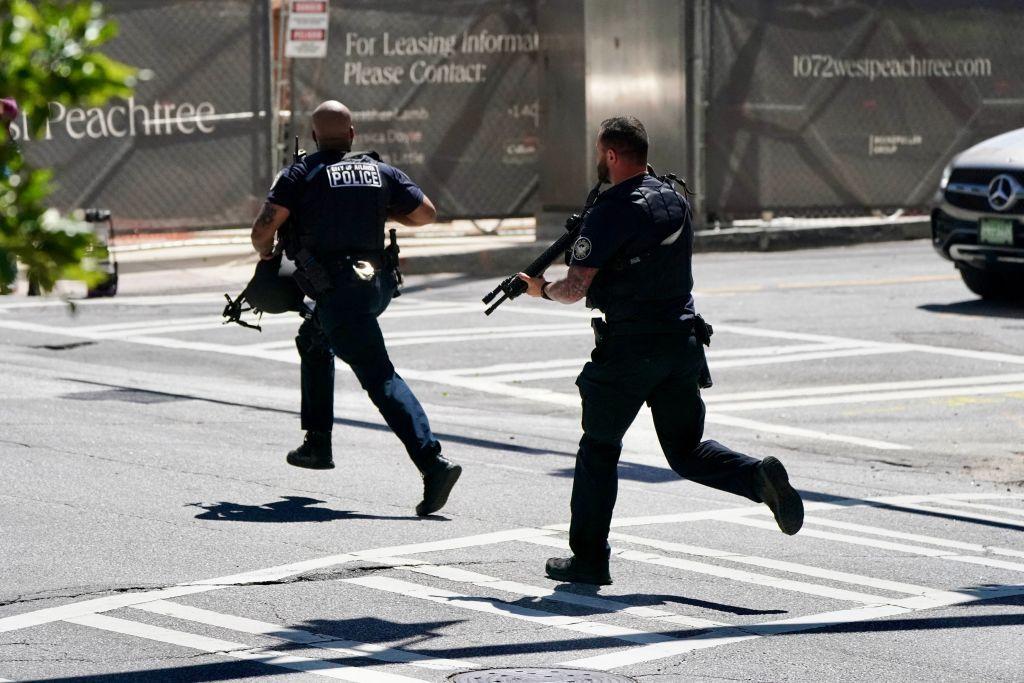 Policías corren armados 