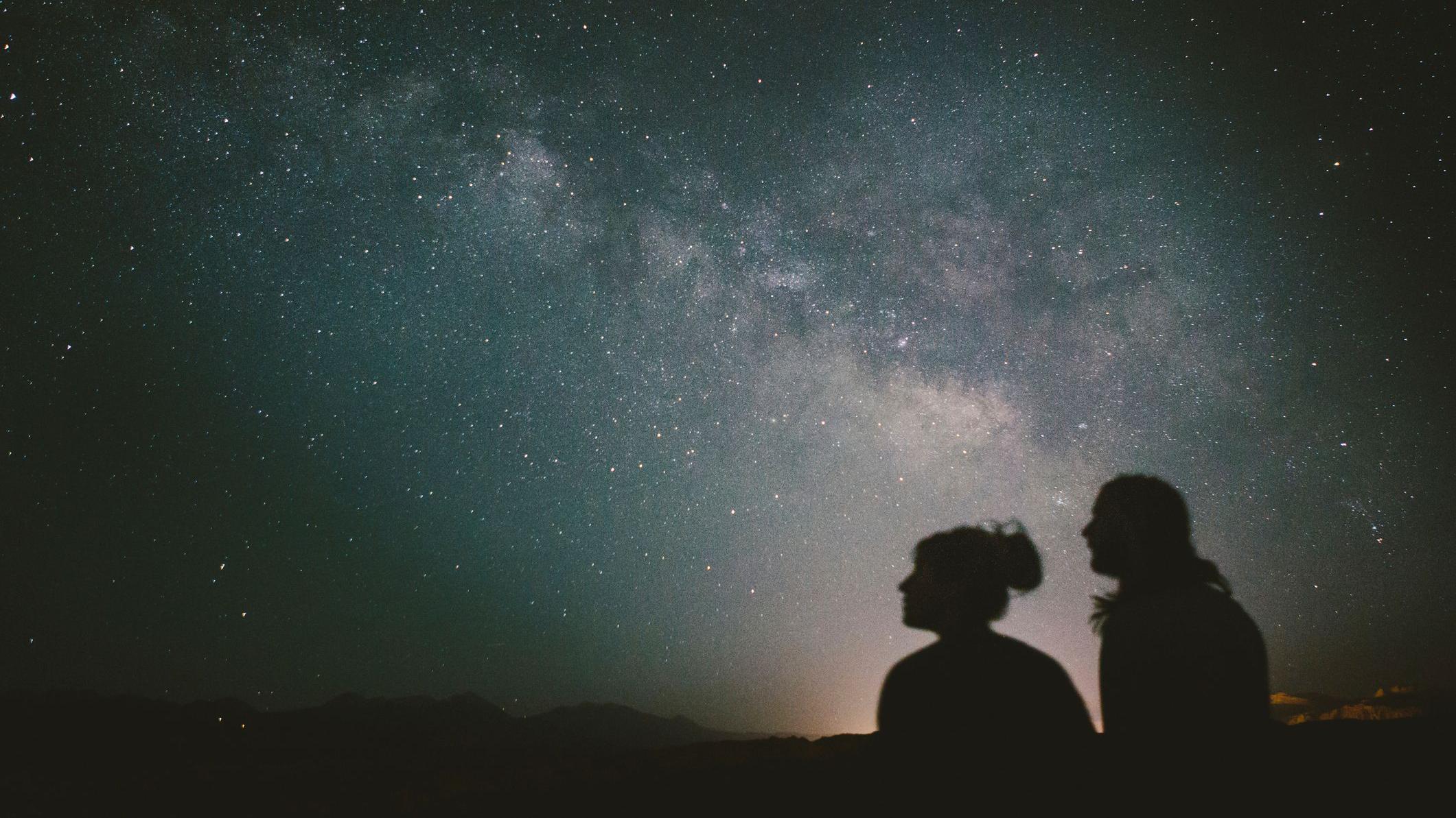 Dos personas mirando el cielo.