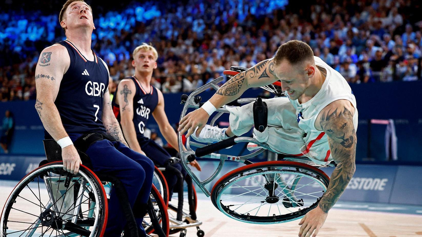 Alexis Ramonet de Francia cae al piso en medio del juego de basquetbol paralímpico