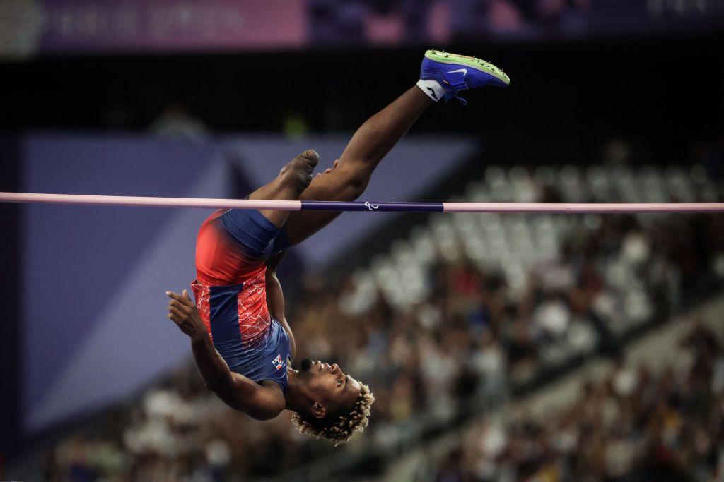 Wagner Astacio hace salto alto en una prueba de atletismo sin una de sus dos piernas. 