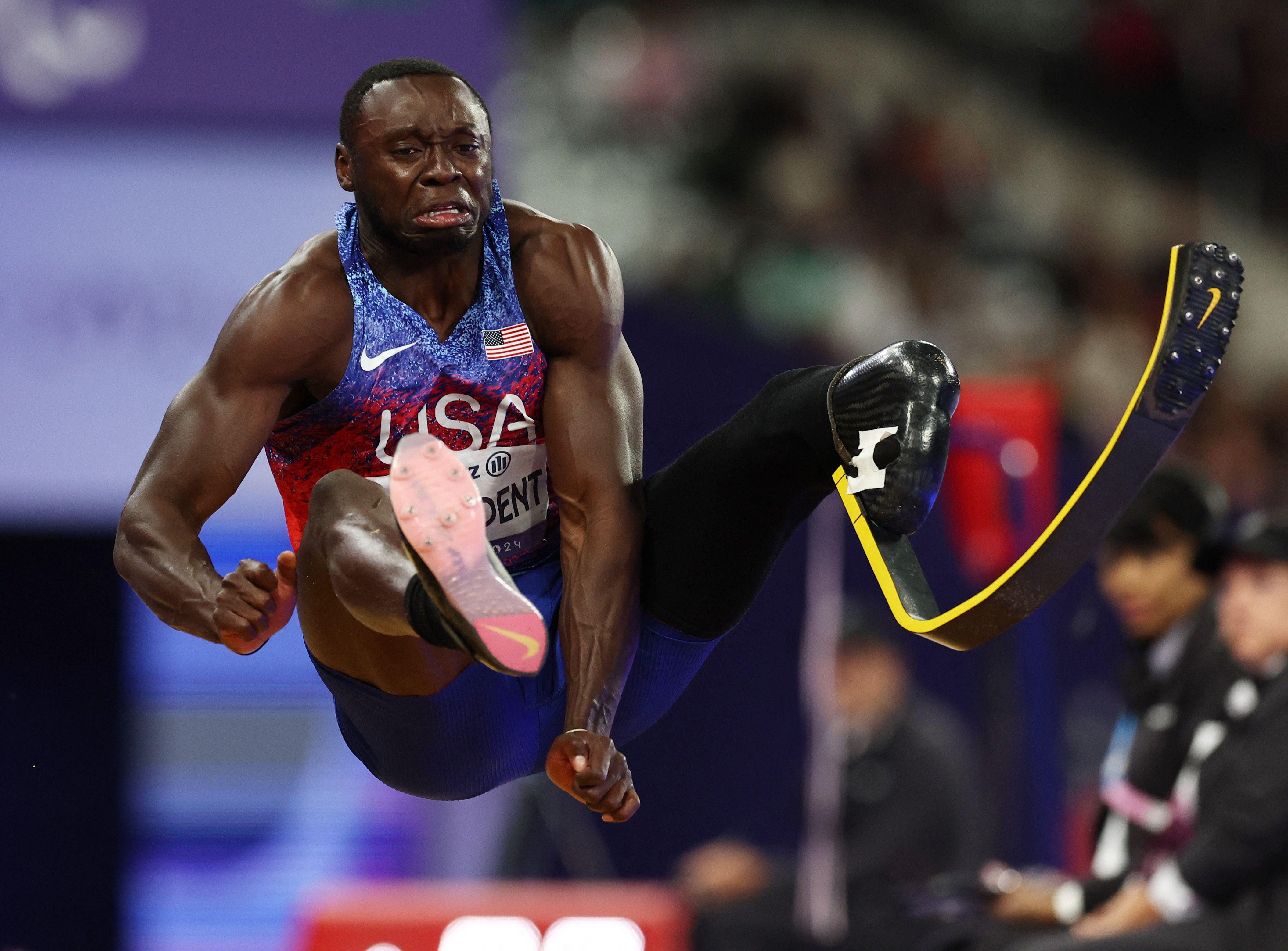 Atleta paralímpico con una protesis en una prueba de salto largo en los Paralímpicos. 