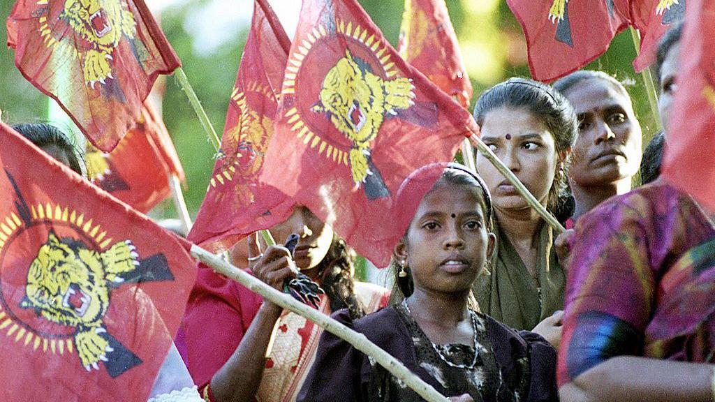 Mujeres tamiles de Sri Lanka sostienen banderas del movimiento guerrillero Tigre Tamil en 2003.