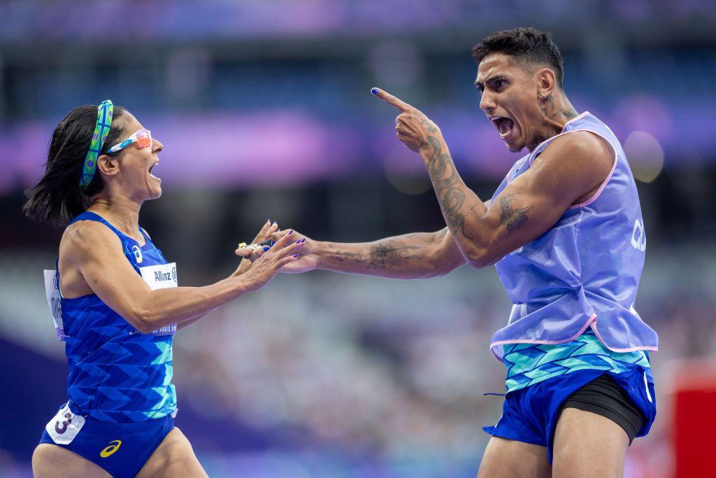 Jerusa Santos y su guía, Gabriel Garcia, festejan al pasar la meta de 100 metros llanos clase T11 (ceguera casi total) y enterarse que batieron el récord mundial.