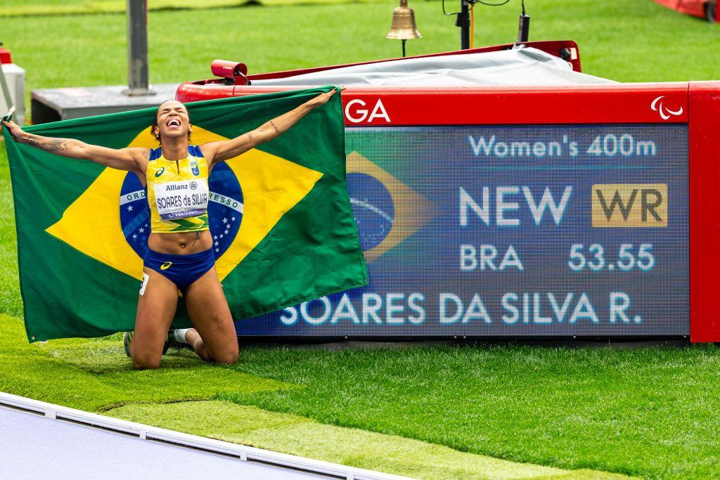 Rayane Soares festejó su récord mundial frente a la pantalla que mostraba su marca y la bandera de Brasil.