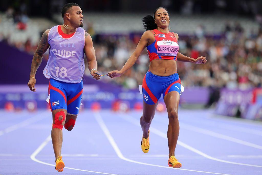 Omara Durand junto a su guía, Yuniol Kindelán, tras ganar la décima medalla de oro de su carrera.