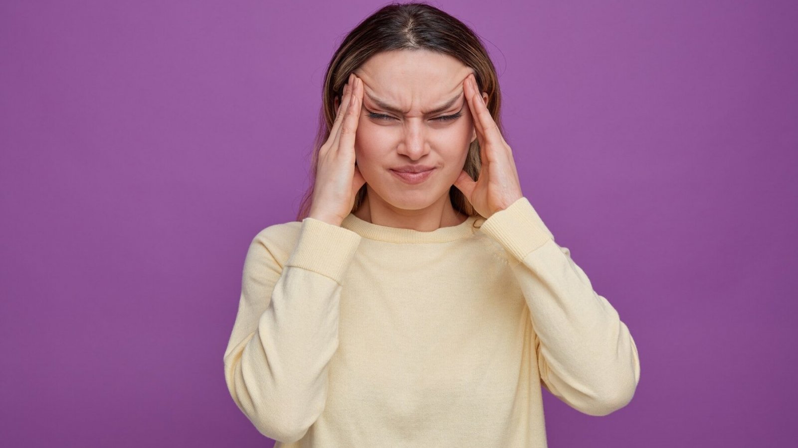 Migraña. Mujer con migraña.