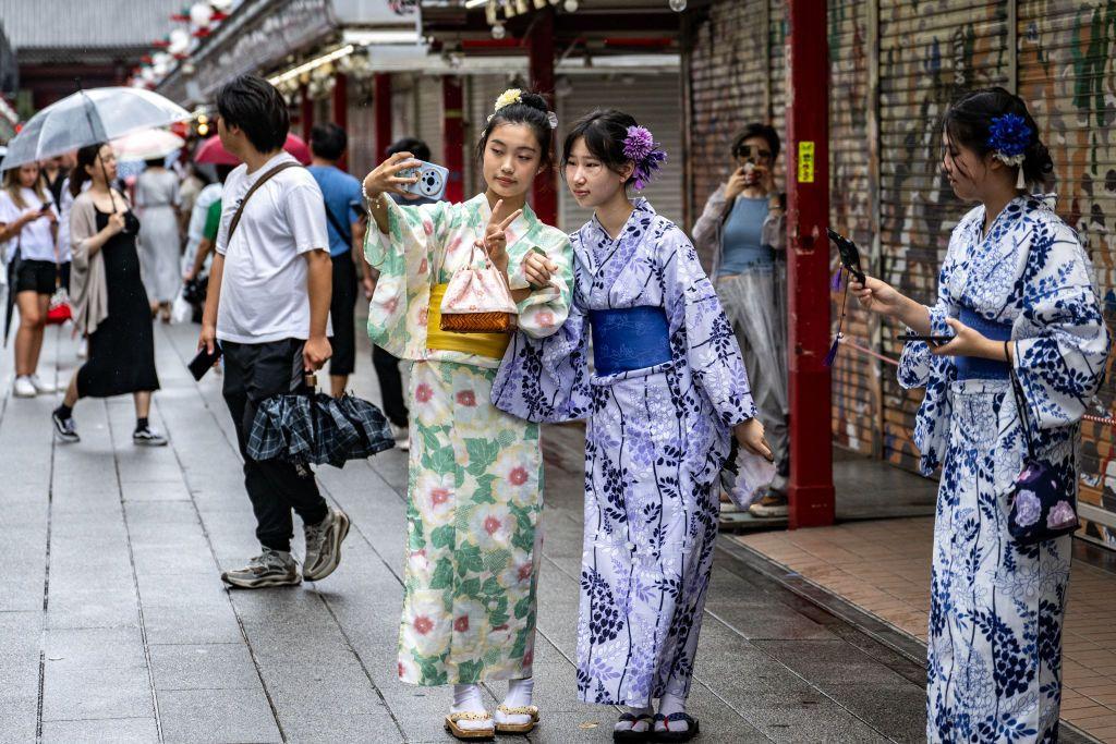 Tres jóvenes japonesas en kimono