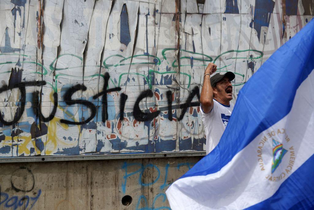 un hombre levanta un puño en señal de protesta en 2018