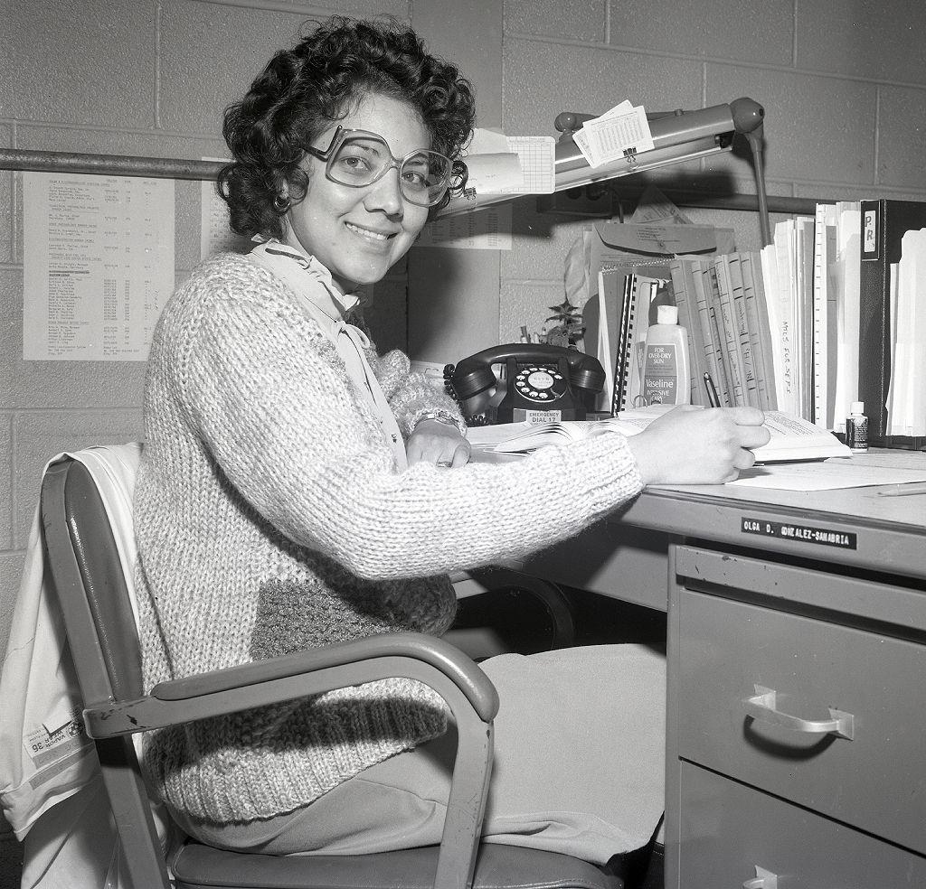 Olga González-Sanabria trabajando en su oficina en el Laboratorio de Investigación Glenn de la NASA en 1982.