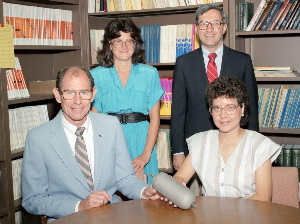 Larry Thaller, Michelle Manzo, John Smithrick y González-Sanabria posan para su premio R&D 100 por “Baterías de níquel-hidrógeno de larga duración” (1988).