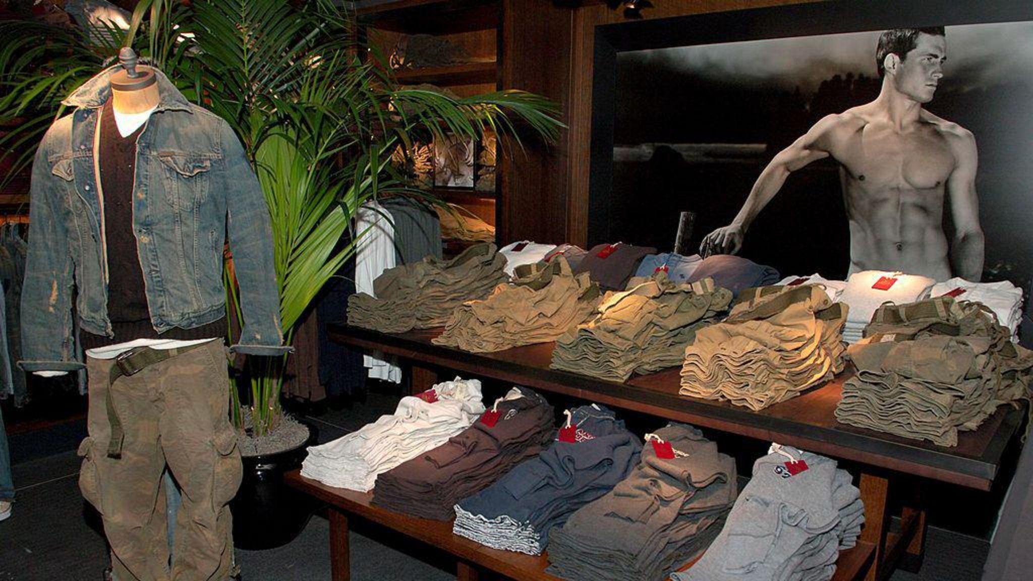 El interior de una tienda de A&F.