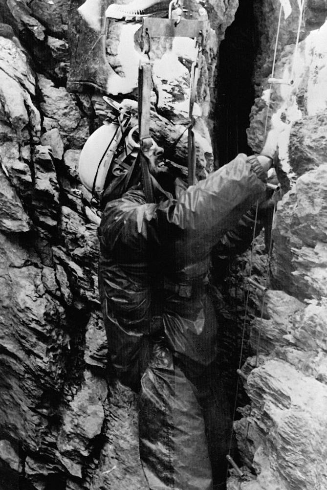 Siffre saliendo de la cueva subterránea el 17 de septiembre de 1962