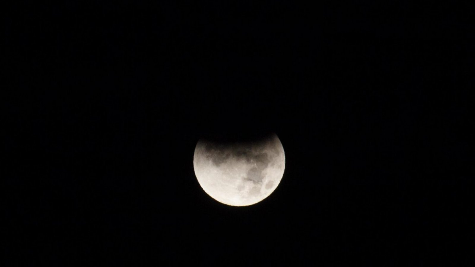 Vista de un eclipse parcial de luna, en una fotografía de archivo.