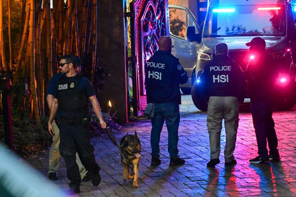 Policía en una propiedad de Sean Combs. 