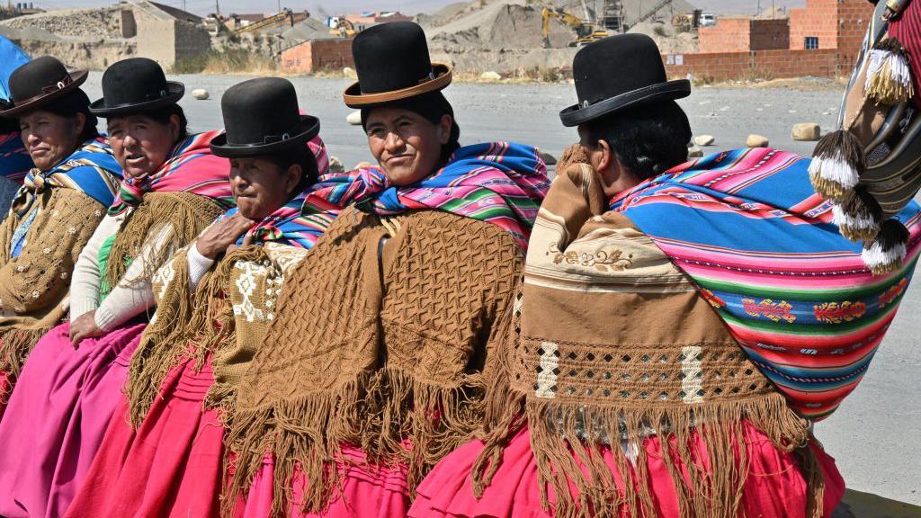 Mujeres indígenas partidarias del expresidente boliviano Evo Morales bloquean una carretera durante una protesta en Huarina, Bolivia, el 16 de septiembre de 2024.