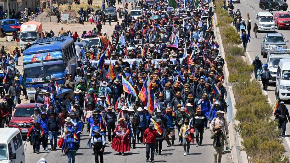 Cientos de personas participan en la llamada 'Marcha para Salvar Bolivia' contra el líder izquierdista Luis Arce en Caracollo, provincia de Oruro, 200 km al sur de La Paz, Bolivia, el 17 de septiembre de 2024.