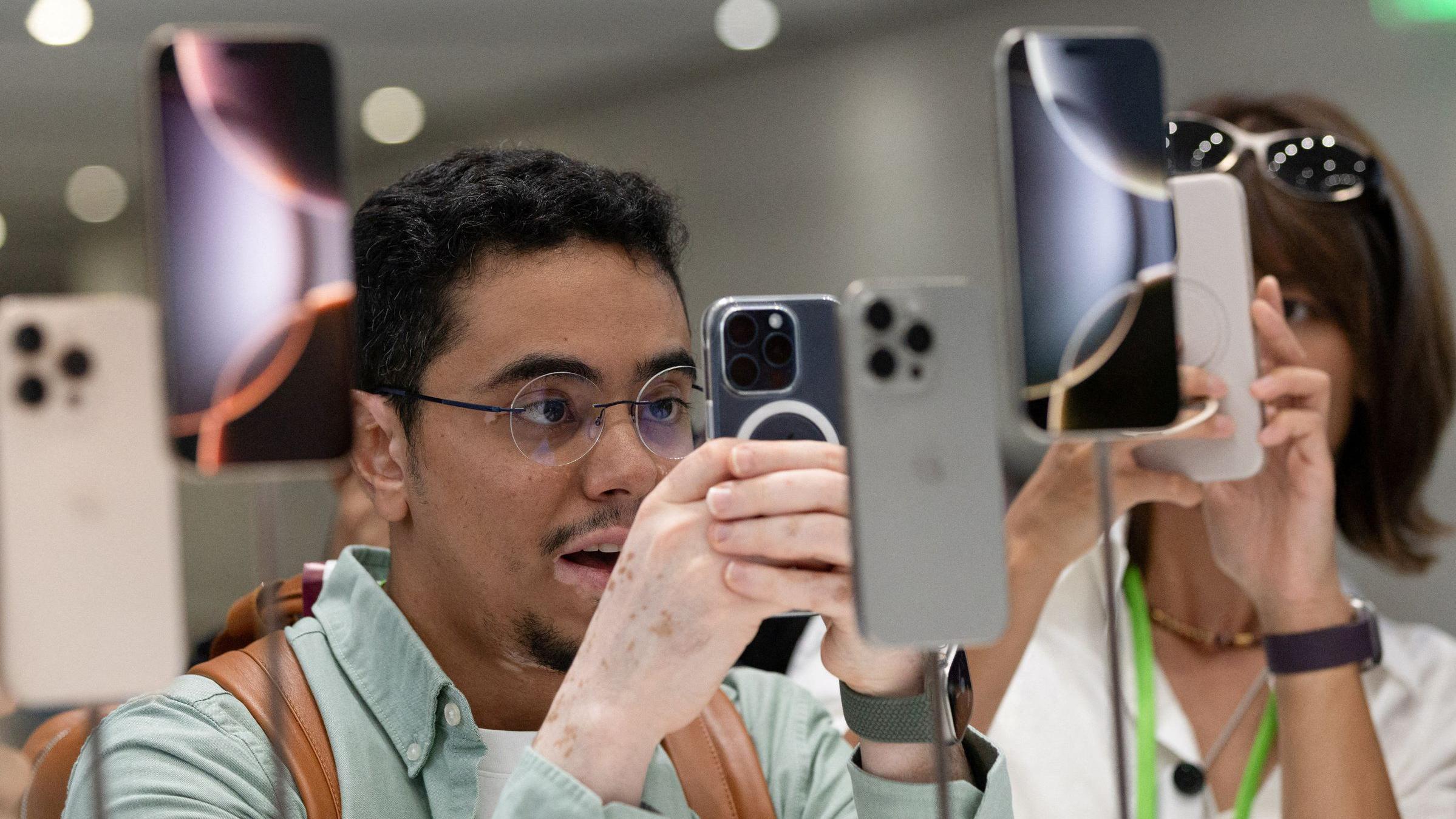 Un hombre con un celular en la mano. 