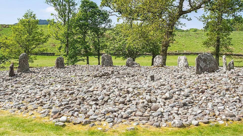 Piedras en círculo que marcan un sitio funerario