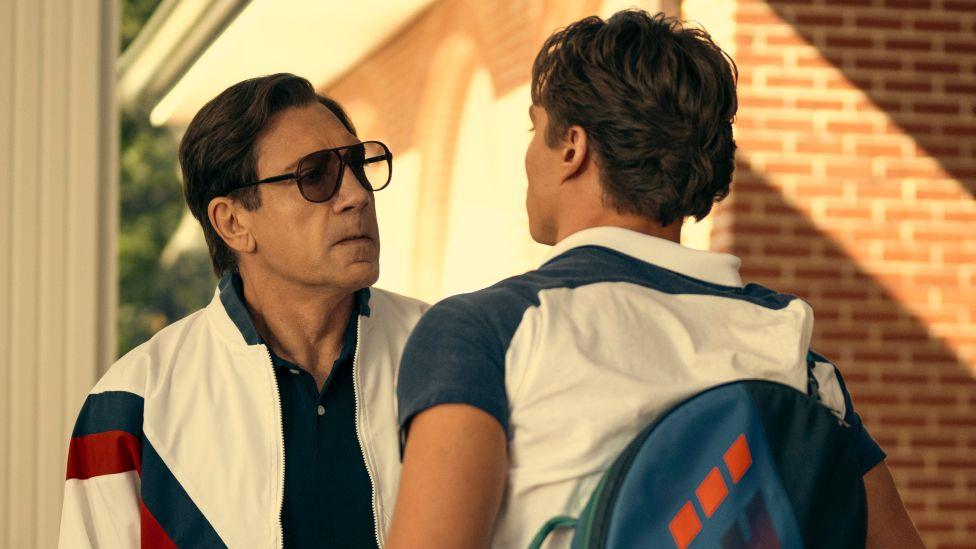 Javier Bardem como José Menéndez, Nicholas Chavez como Lyle Menéndez en el primer episodio de "Monstruos: la historia de Lyle y Erik Menéndez"