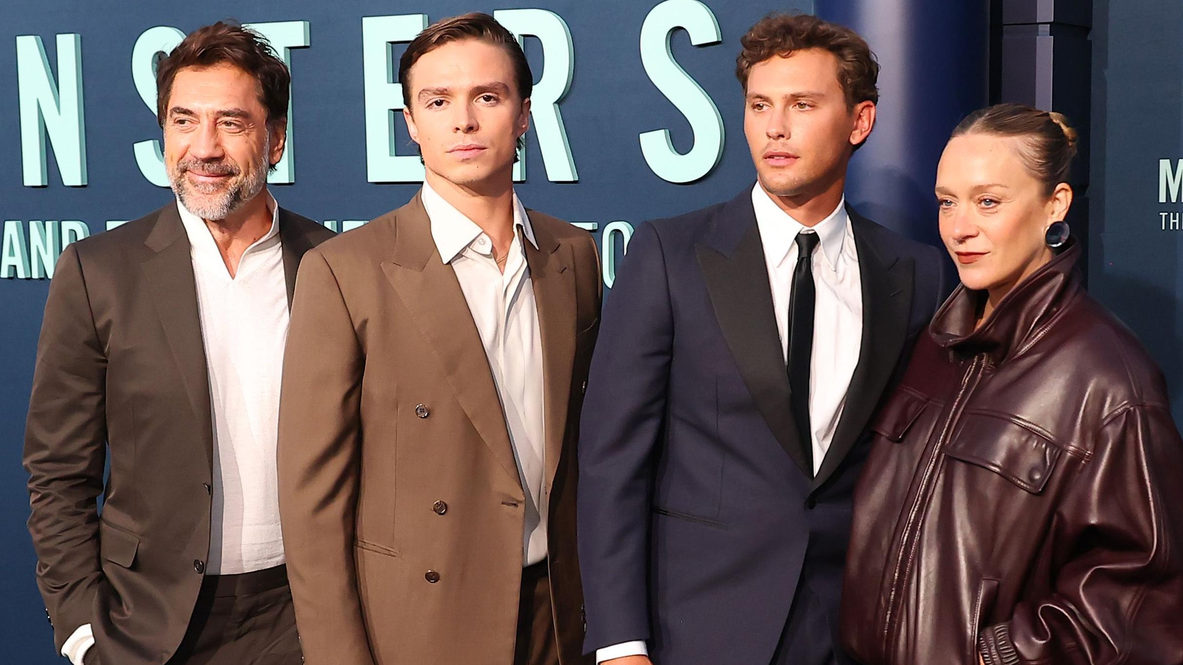 Javier Bardem, Nicholas Chavez, Cooper Koch y Chloë Sevigny en el estreno en Los Ángeles de "Monstruos: la historia de Lyle y Erik Menéndez" de Netflix en The Egyptian Theatre Hollywood el 16 de septiembre de 2024.